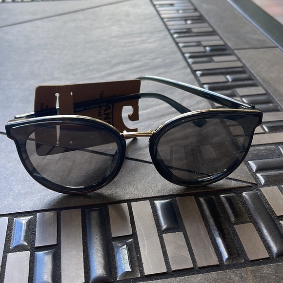 Vans Summer Holiday UV Protect Shades Sunglasses
NWT - Picture 15 of 16